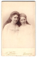 Fotografie A. Wicky, Bern, Schanzenstrasse 6, Schwestern In Weissen Kleidern Im Portrait  - Anonymous Persons