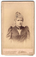 Fotografie H. Mathaus, Wien, Favoritenstrasse 21, Bürgerliche Frau In Tailliertem Kleid  - Anonymous Persons