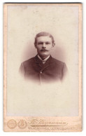 Fotografie Fr. Kloppmann, Wilhelmshaven, Oldenburgerstr. 16, Portrait Charmanter Junger Mann Mit Schnurrbart Im Jackett  - Anonymous Persons