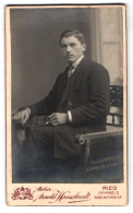 Fotografie Arnold Hirnschrodt, Ried / Innkreis, Portrait Junger Mann Mit Charmantem Blick Im Anzug  - Anonymous Persons