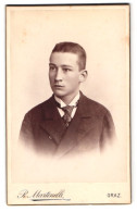Fotografie R. Martinelli, Graz, Pfarrgasse 1, Portrait Junger Charmanter Mann In Krawatte Und Jackett  - Anonymous Persons