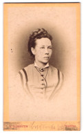 Fotografie E. Silberstein, Troppau, Ottendorfergasse 50, Portrait Dunkelhaarige Schöne Frau Mit Flechtdutt  - Anonymous Persons