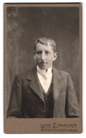 Fotografie Heinrich Lennard, Burghausen, Stadtplatz 44, Portrait Junger Herr Im Anzug Mit Krawatte  - Anonymous Persons