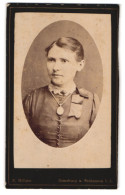 Fotografie F. Hillger, Osterburg, Brustportrait Junge Dame Mit Kragenbrosche Und Amulett  - Personnes Anonymes