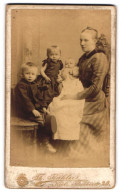 Fotografie Theodor Kähler, Kiel, Fleethörn 29, Portrait Bürgerliche Dame Mit Zwei Kindern Und Baby  - Anonyme Personen