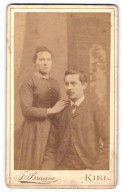 Fotografie F. Braune, Kiel, Fleethörn 29, Portrait Junges Paar In Modischer Kleidung  - Anonyme Personen