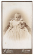 Fotografie G. Räder, Salzungen, Portrait Süsses Kleinkind Im Kleid  - Personnes Anonymes