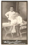 Fotografie Waldemar Mann, Einbeck, Marktstrasse 24, Portrait Kleines Mädchen Und Zwei Jungen In Modischer Kleidung  - Anonyme Personen