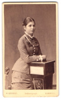 Fotografie W. Höffert, Dresden, See-Strasse 10, Portrait Junge Dame In Zeitgenössischer Kleidung  - Anonyme Personen