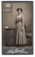 Fotografie Felix Osswald, Leutkirch, Portrait Dunkelhaarige Schönheit Im Prachtvoll Bestickten Kleid  - Anonyme Personen