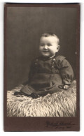 Fotografie Richard Schiewick, Leipzig-Schl., Könneritzstr. 90, Portrait Lachendes Baby Sitzt Auf Einem Fell  - Anonymous Persons