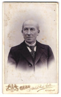 Fotografie Rich. Arlt, Wilsdruff, Am Markt, Portrait Stattlicher Herr In Krawatte Und Jackett  - Anonymous Persons