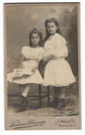 Fotografie Ferdinand Bimpage, Halle A. S., Alte Promenade 9, Portrait Zwei Bildhübsche Mädchen Mit Schleifen Im Haar  - Anonymous Persons
