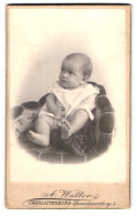 Fotografie A. Walter, Berlin-Charlottenburg, Spandauerberg 5, Portrait Niedliches Baby Im Weissen Hemdchen  - Personnes Anonymes