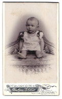 Fotografie Atelier Gliese, Reichenau I. S., Portrait Süsses Baby Mit Halskette Im Weissen Hemdchen  - Personnes Anonymes
