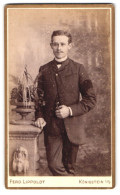 Fotografie Ferd. Lippoldt, Königstein I. S., Portrait Stattlicher Junger Mann Mit Oberlippenbart Im Anzug  - Personnes Anonymes