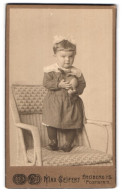 Fotografie Max Seifert, Freiberg I. S., Poststr. 11, Portrait Süsses Kleines Mädchen Hält Einen Ball In Den Händen  - Personnes Anonymes