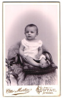 Fotografie Otto Martin, Dresden-Löbtau, Reisewitzerstr. 18, Portrait Süsses Baby Im Weissen Kleidchen  - Personnes Anonymes