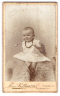 Fotografie Max Hoffmann, Pulsnitz, Bürgergarten, Portrait Lachendes Baby Mit Halskette Im Weissen Kleidchen  - Anonyme Personen