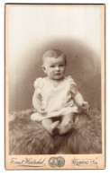 Fotografie Ernst Hentschel, Kamenz I. Sa., Hoyerswerdaerstr. 30, Portrait Süsses Baby Im Weissen Hemdchen Auf Fell Si  - Personnes Anonymes