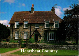 20-5-2024 (5 Z 38) UK (posted To Australia) Glendale House (from UK TV Show "Heartbeat") - Andere & Zonder Classificatie