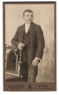 Fotografie H. Pickenpack, Stade, Kl. Schmiedestr., Portrait Charmanter Junger Mann Im Eleganten Anzug  - Anonyme Personen