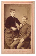 Fotografie J. Baruch, Berlin, Kaiserstr. 15, Portrait Eines Elegant Gekleideten Paares  - Anonyme Personen
