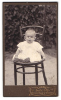 Fotografie Gebr. Otto, Oranienburg, Portrait Blondes Baby Auf Einem Stuhl Im Garten Sitzend  - Anonyme Personen