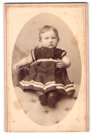 Fotografie H. Mehlert, Itzehoe, Breitestr. 14, Portrait Niedliches Kleines Mädchen Im Gestreiften Kleidchen  - Anonymous Persons