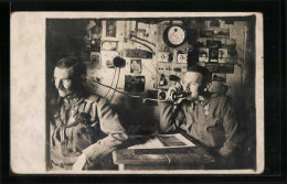 Foto-AK Zwei österreichische Soldaten In Uniform Am Telefon Mit Ansichtskarten An Der Wand, Ansichtskartengeschichte  - Other & Unclassified