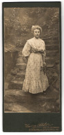 Fotografie Anton Atelier, Hamburg, Neuersteinweg 14, Junge Dame Auf Einer Steintreppe  - Anonymous Persons