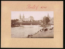 Fotografie Brück & Sohn Meissen, Ansicht Rochlitz, Blick Auf Die Brücke Mit Burg Und Kirche, Hühner Am Ufer  - Places