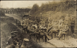 Photo CPA Deutsche Soldaten In Uniformen An Einem Tisch Im Freien, I WK - Autres & Non Classés