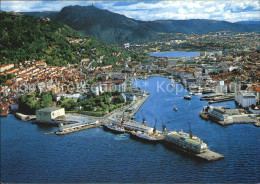 72576655 Bergen Norwegen Utsikt Over Byen Med Vagen Og Havna Hafen Fliegeraufnah - Noruega