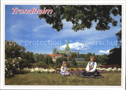 72576427 Trondheim Nidarosdomen Nidaros Kathedrale Mutter Mit Kind Trondheim - Norwegen