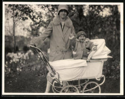 Fotografie Mutterglück, Mutter Nebst Lachendem Baby Im Kinderwagen  - Other & Unclassified