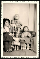 Fotografie Spielzeug, Puppe / Puppenarrangement Auf Einem Korbsessel  - Other & Unclassified
