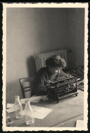 Fotografie Sekretärin Bei Der Arbeit Mit Einer Schreibmaschine, Typewriter  - Berufe