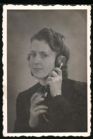 Fotografie Telefon / Telephon, Dame Mit Telefonhörer Telefoniert  - Other & Unclassified