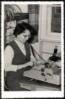 Fotografie Sekretärin Bei Der Arbeit Mit Einer Schreibmaschine, Typewriter  - Other & Unclassified