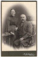 Fotografie M. B. Schultz, Flensburg, Älteres Paar In Hübscher Kleidung  - Personnes Anonymes