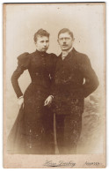 Fotografie Herm. Deerberg, Gaarden, Junges Paar In Eleganter Kleidung  - Personnes Anonymes