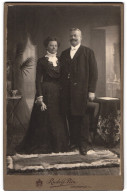 Fotografie Rudolf Pilz, Grünwald A. N., Abendstrasse, Bürgerliches Paar In Eleganter Kleidung  - Anonymous Persons