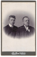 Fotografie Rud. Paasch, Neumünster, Friedrichstrasse 24, Zwei Junge Männer Im Anzug Mit Krawatte  - Anonymous Persons