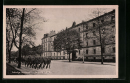 AK Dresden-Neustadt, Soldaten Vor Der Fabrice-Kaserne  - Dresden