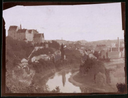 Fotografie Brück & Sohn Meissen, Ansicht Colditz I. Sa., Flusspartie Mit Blick In Die Stadt Und Zum Schloss  - Lieux