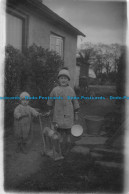 R059580 Two Children. Old Photography - Wereld