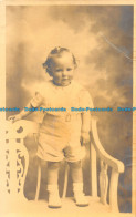 R059582 Little Child Standing On A Chair. Old Photography - Wereld