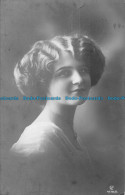 R059062 Woman. Old Photography - World