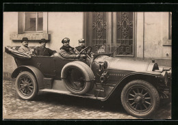 Foto-AK Soldaten Und Herren Im Anzug Im Benz Auto  - War 1914-18